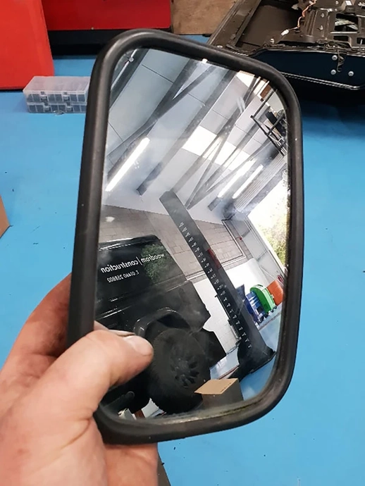Land Rover Defender - retrofitting heated wing mirror elements